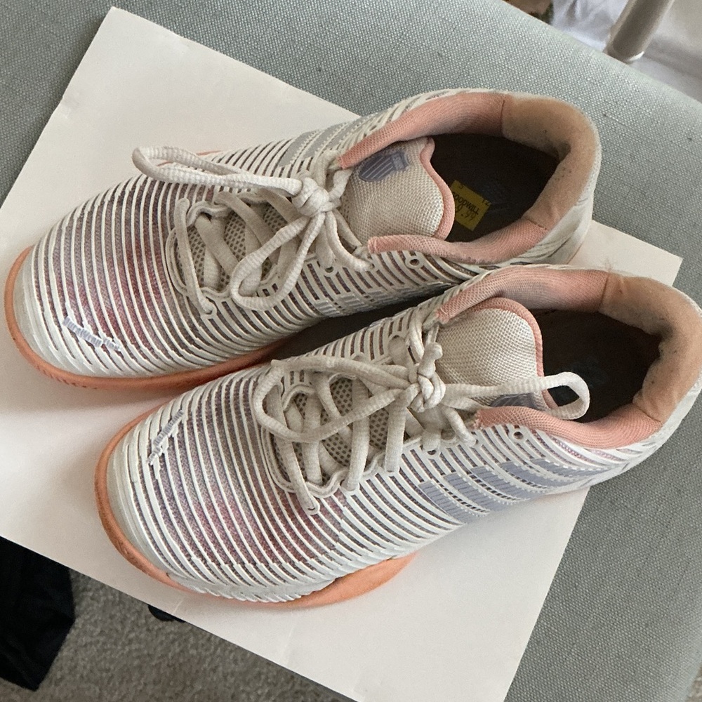 K SWISS ATHLETIC SHOES